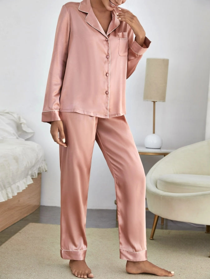 Pyjama en satin printanier – Élégance et confort pour chaque nuit