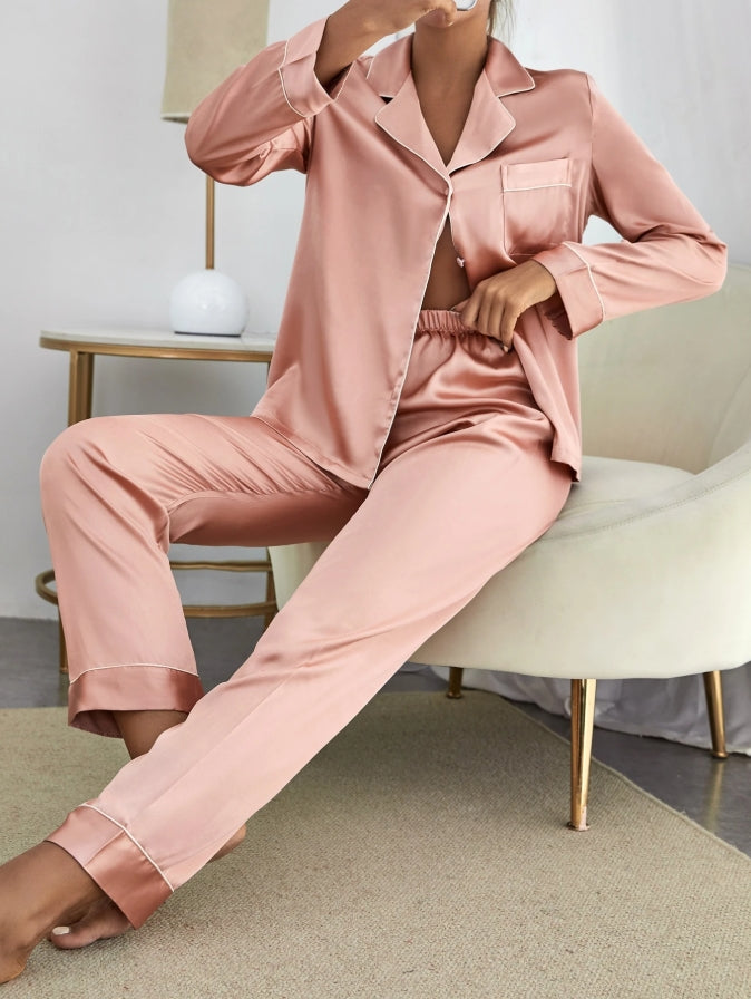 Pyjama en satin printanier – Élégance et confort pour chaque nuit